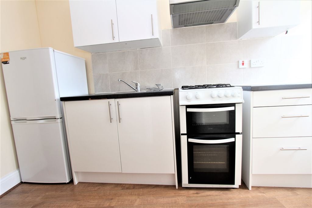 Flat Ripon Road in Greater London