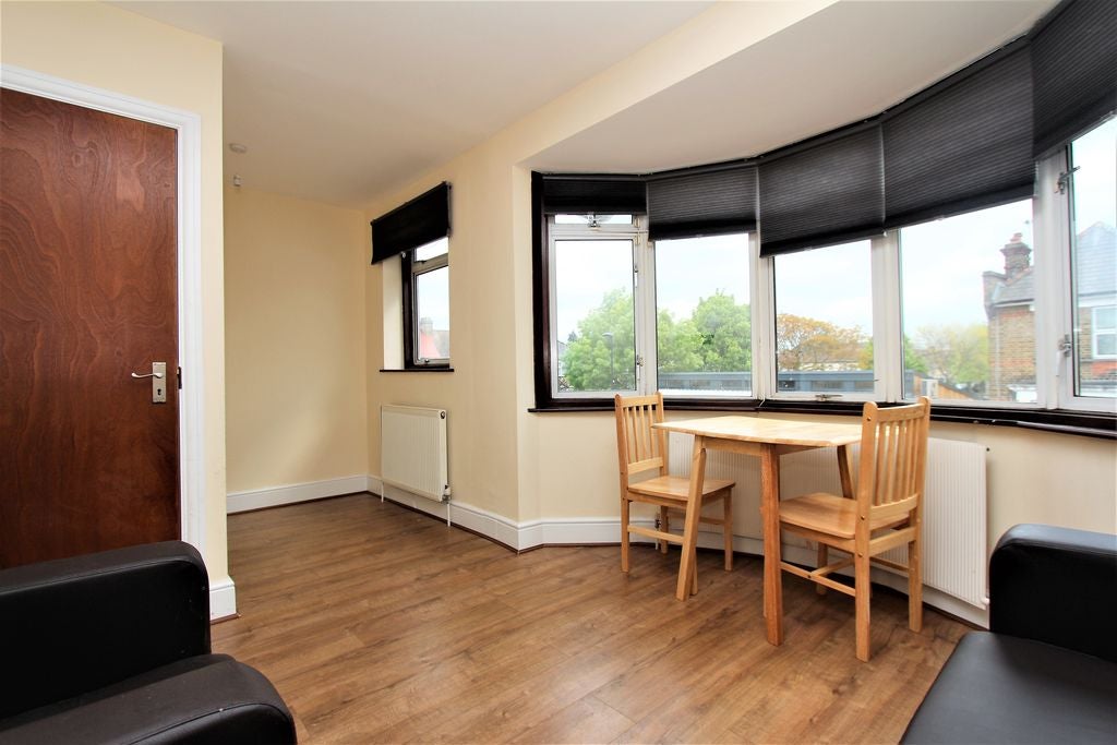 Flat Ripon Road in Greater London
