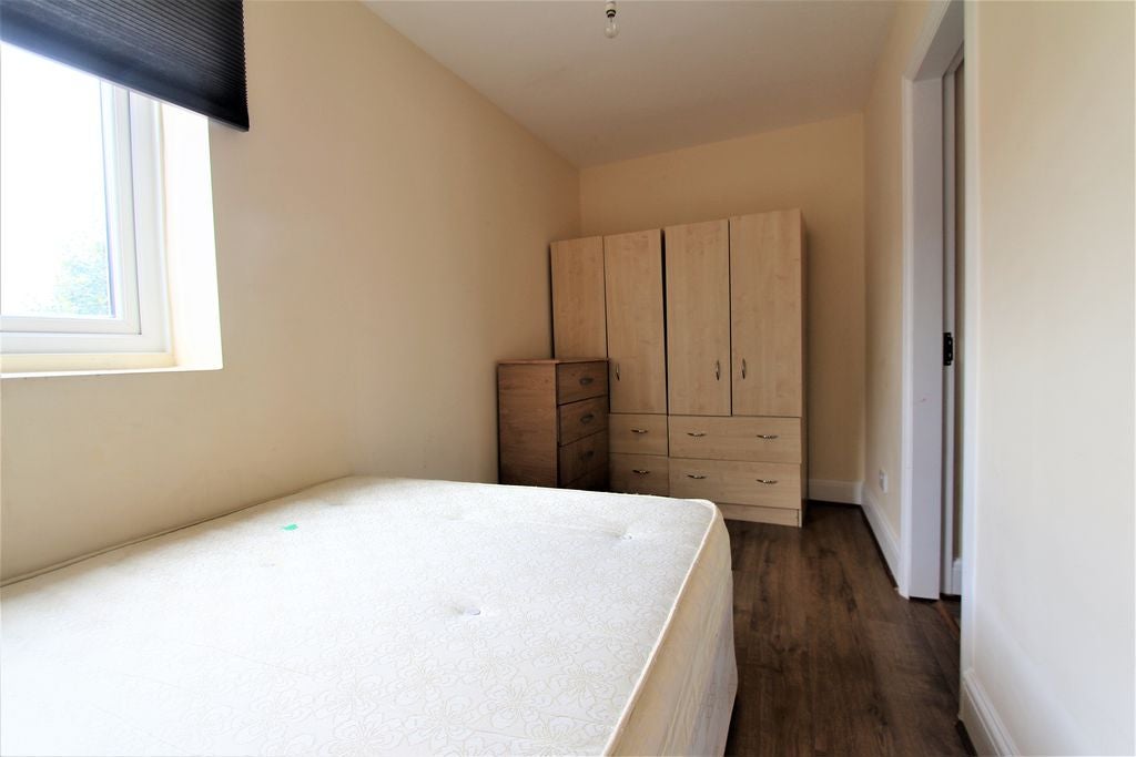 Flat Ripon Road in Greater London
