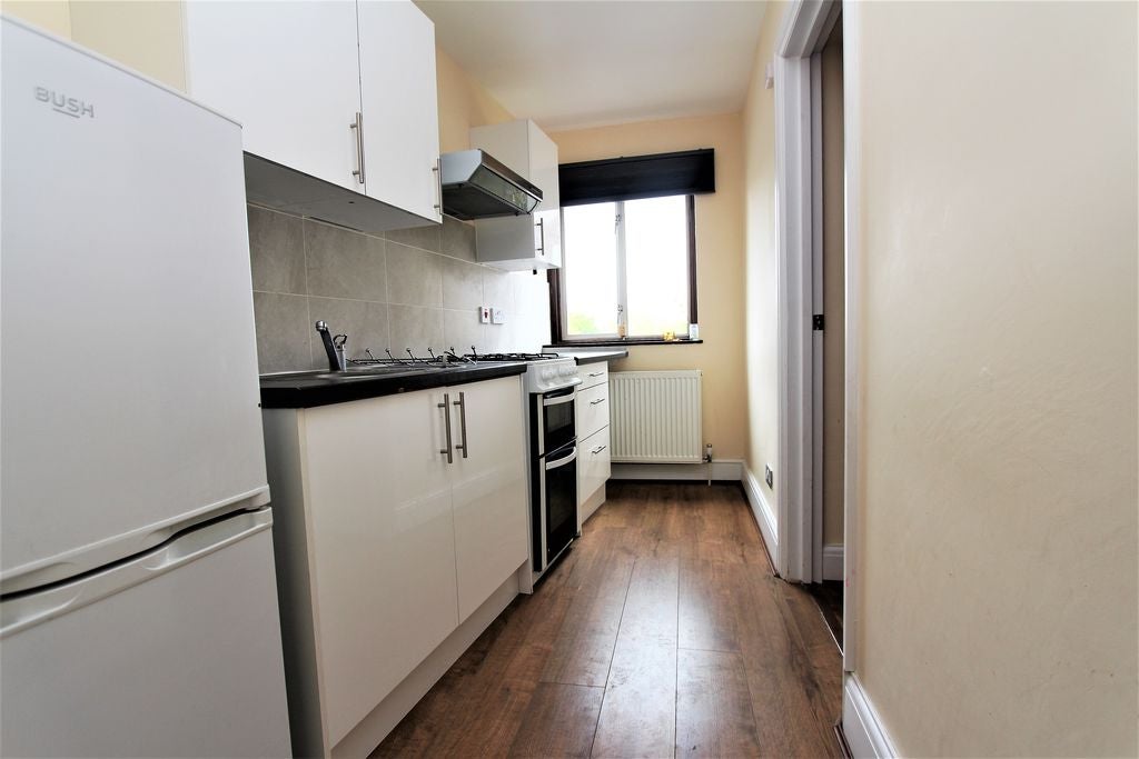 Flat Ripon Road in Greater London