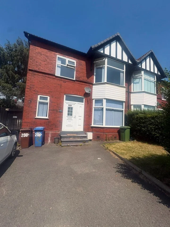 Flat Stockport Road in Cheadle