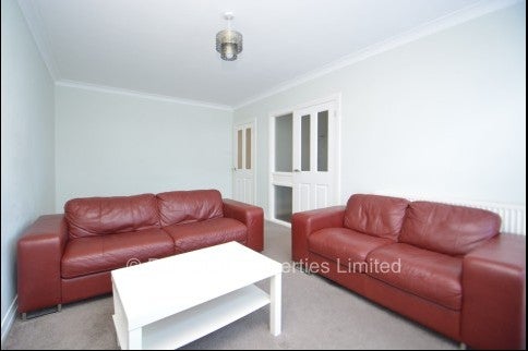 Flat Foxhill Court in Leeds