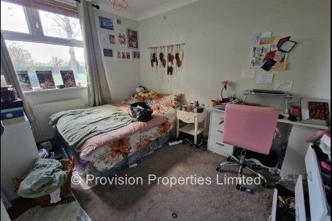 Flat Foxhill Court in Leeds