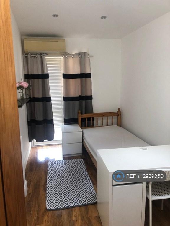 Room Fernside Avenue in Greater London