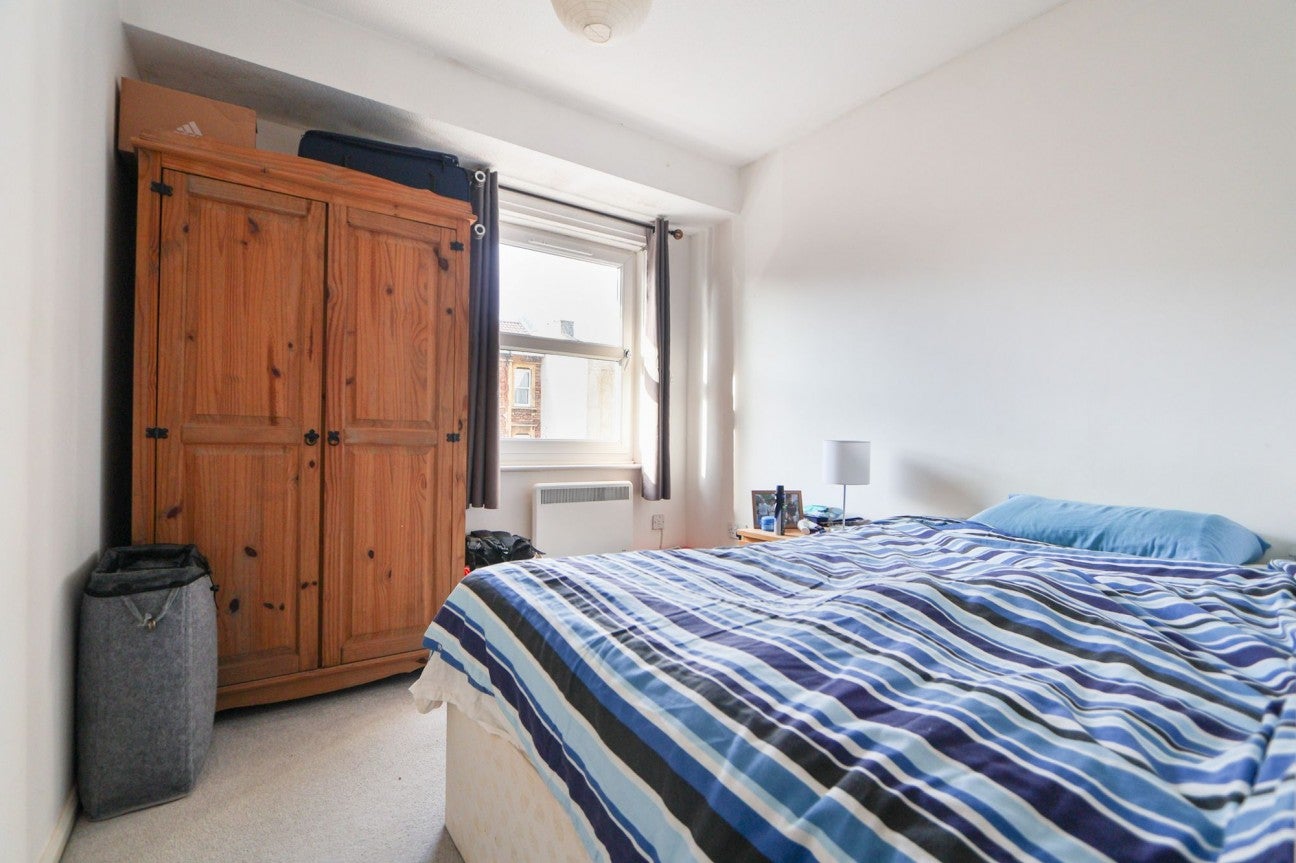 Flat Alma Vale Road in Bristol