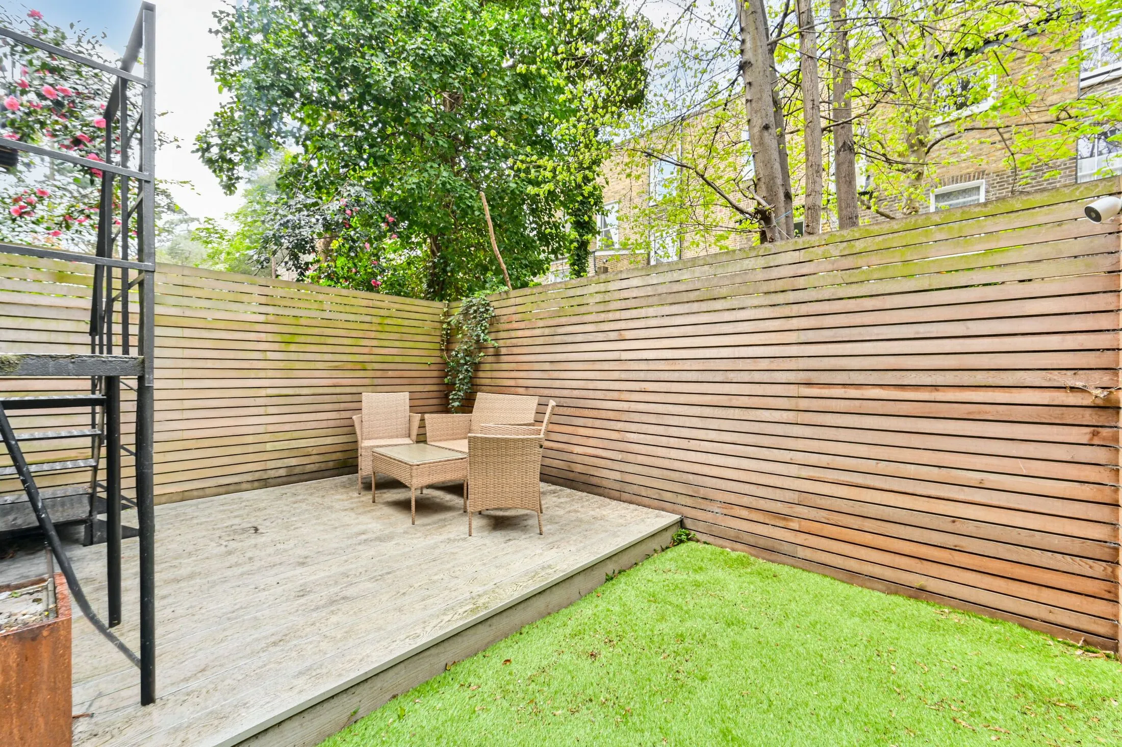 Flat Kempsford Gardens in Greater London