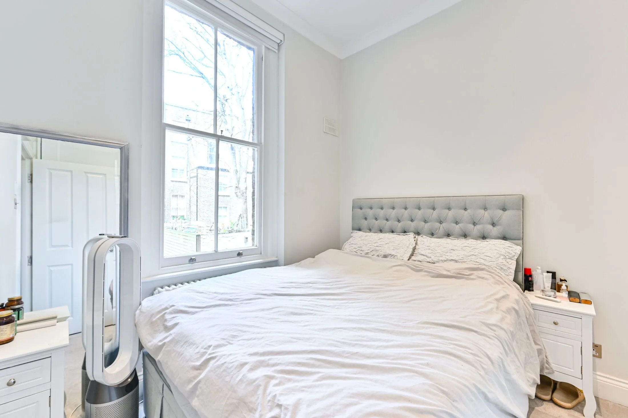 Flat Kempsford Gardens in Greater London