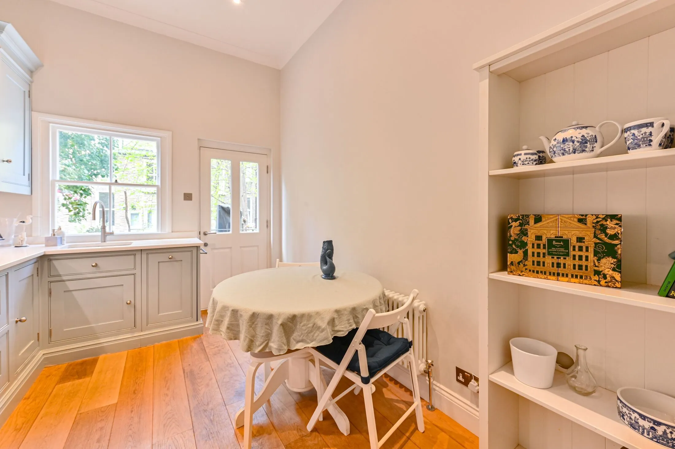 Flat Kempsford Gardens in Greater London