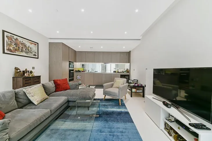 Flat Lower Thames Street in City of London