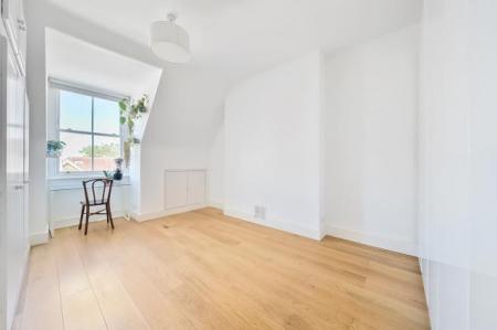 Flat Kings Road in Greater London