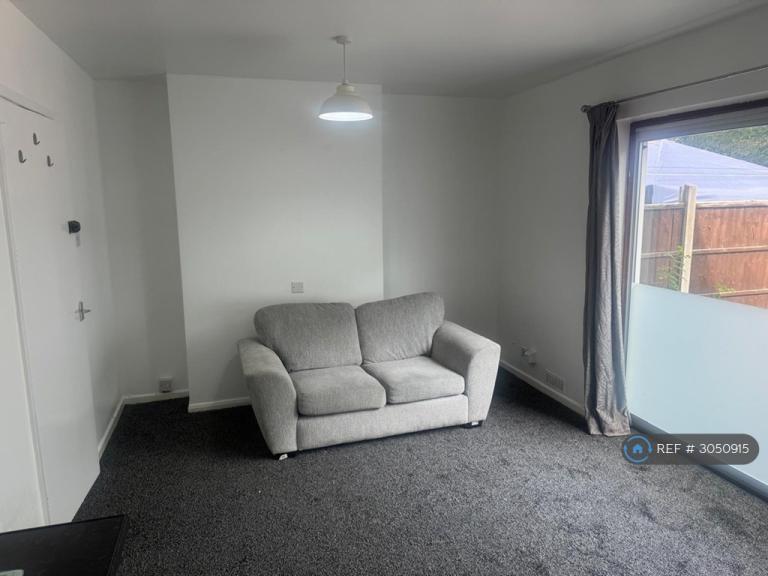 Room School Street in Willenhall