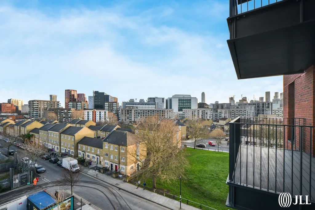 Flat Hale Street in Greater London