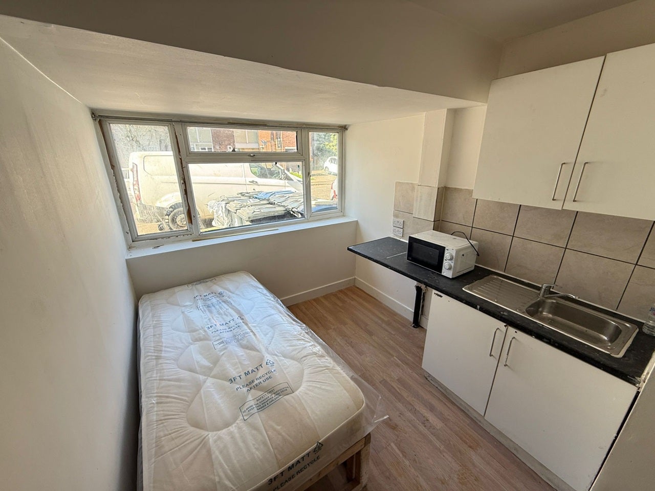 Flat Swan Road in Greater London