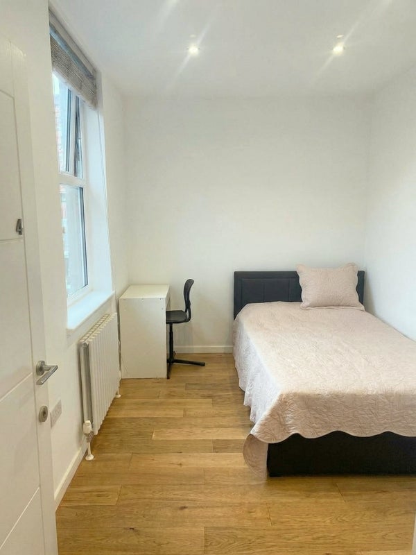 Room Bath Road in Bristol