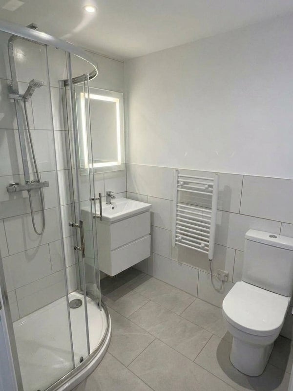 Room Bath Road in Bristol