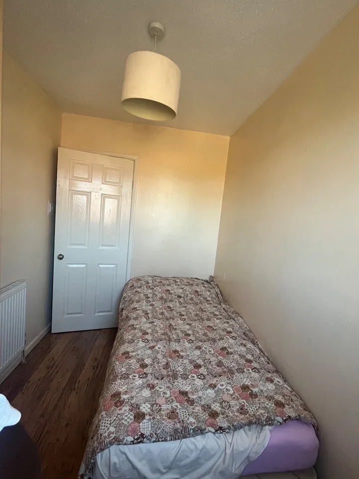 Room Fairway in Crawley
