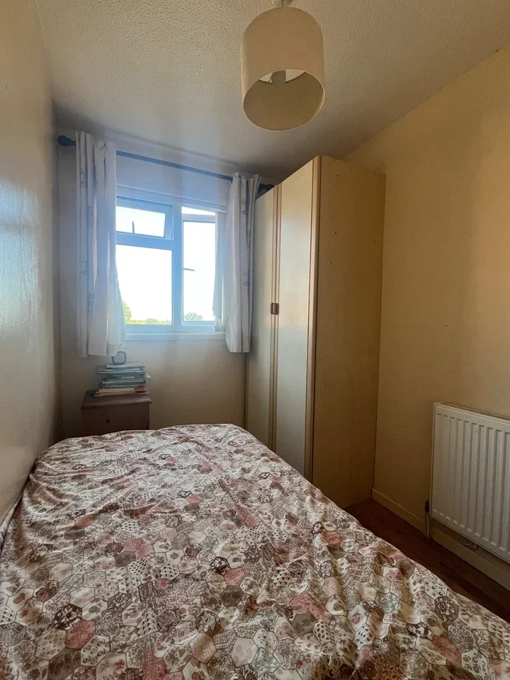 Room Fairway in Crawley