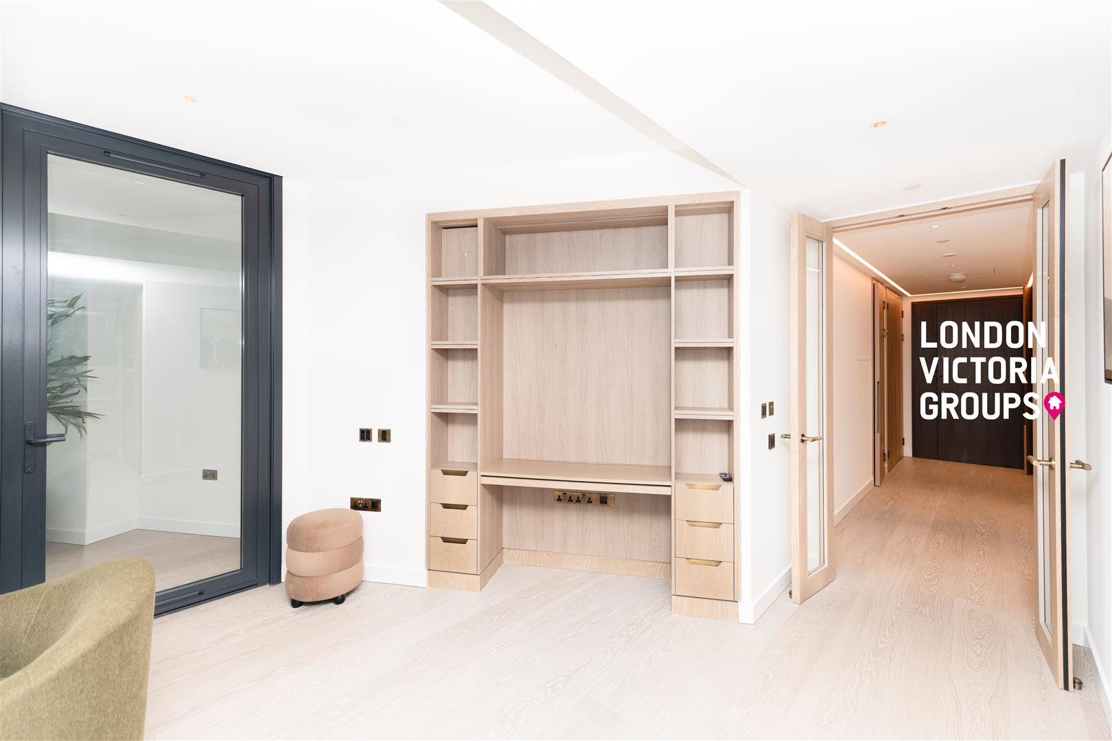 Flat Nine Elms Lane in Greater London