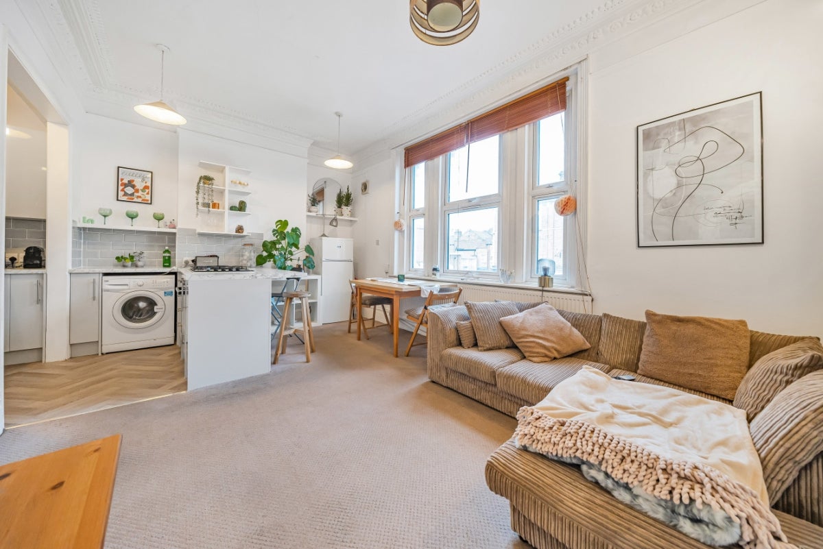 Flat Northcote Road in Greater London