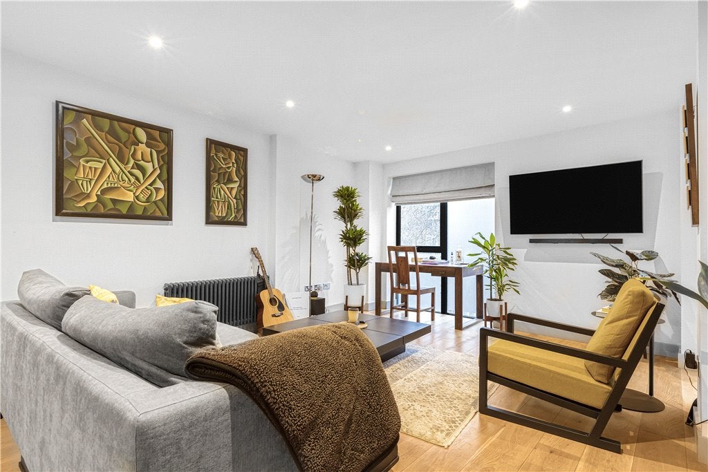 Flat Blue Lion Place in Greater London