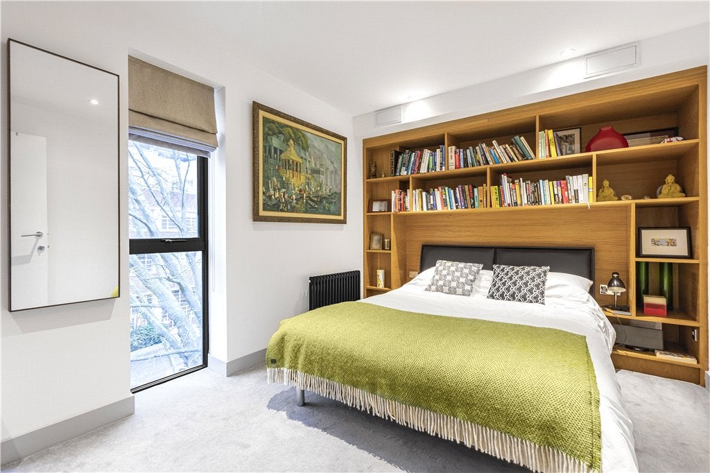 Flat Blue Lion Place in Greater London