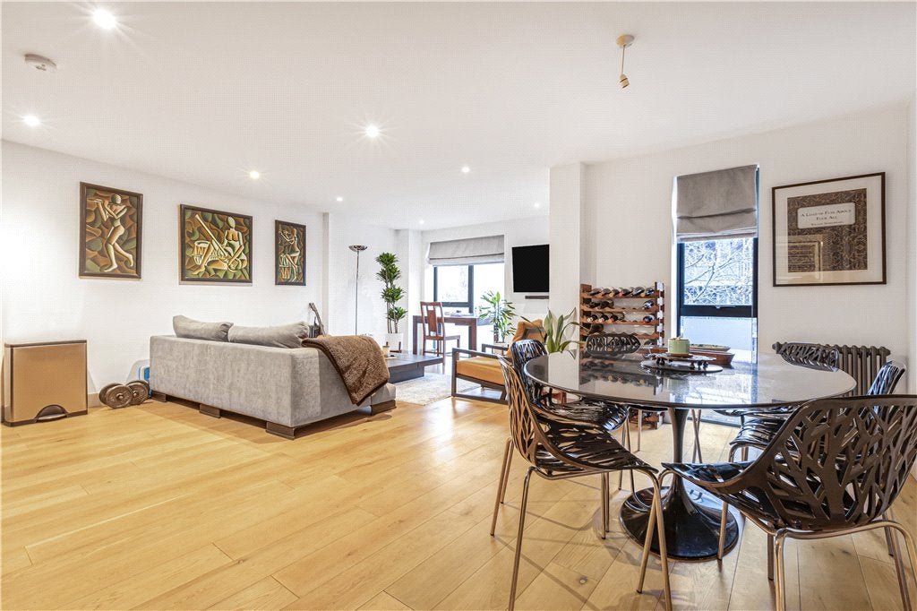 Flat Blue Lion Place in Greater London
