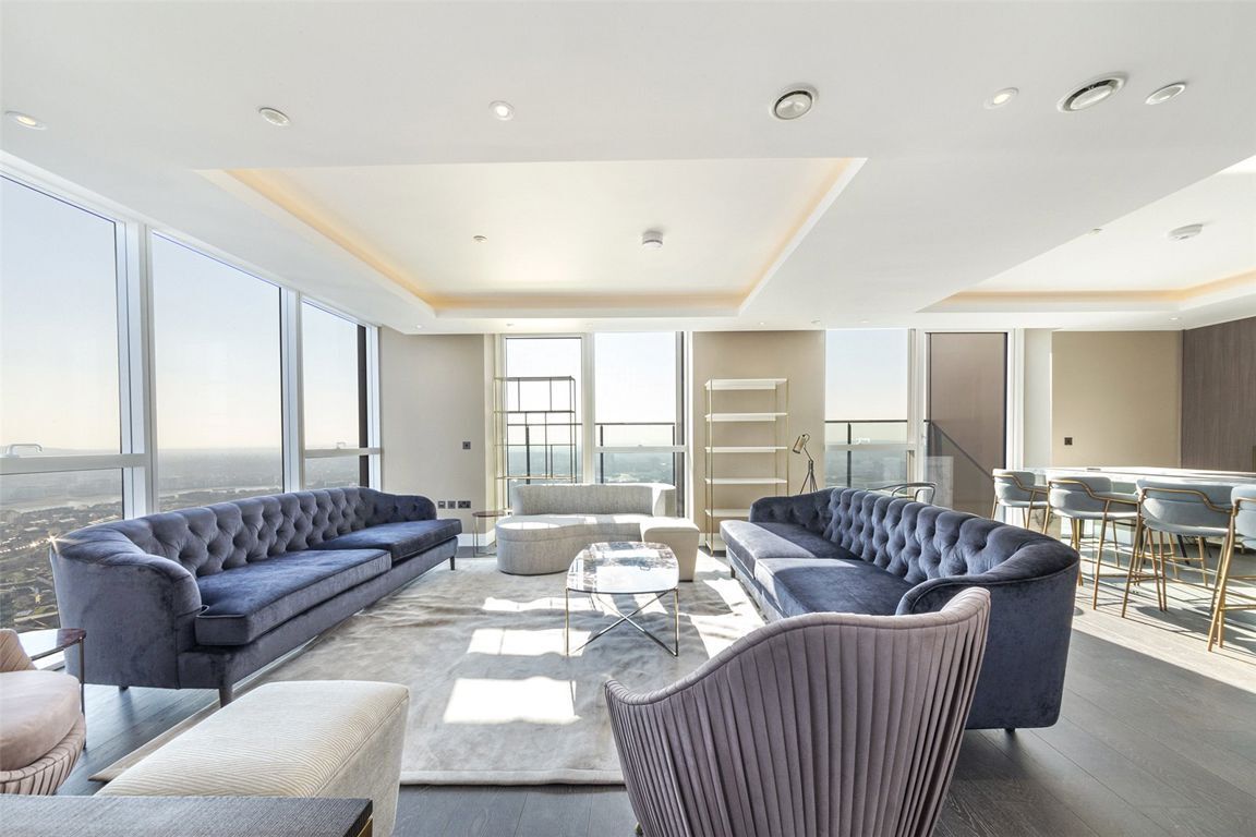 Flat Westferry Circus in Greater London