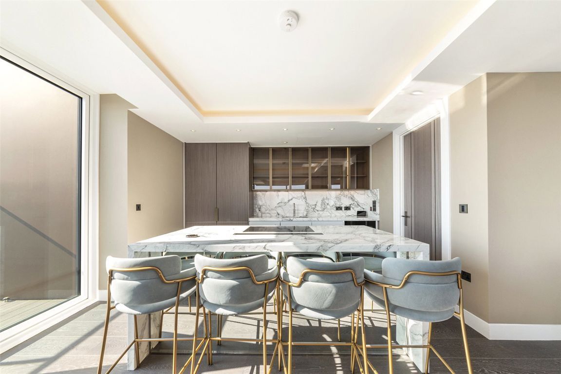 Flat Westferry Circus in Greater London