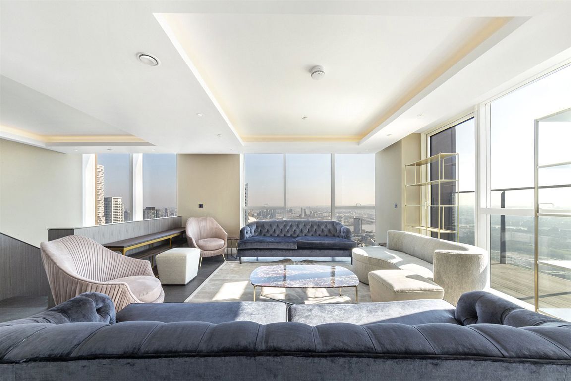Flat Westferry Circus in Greater London