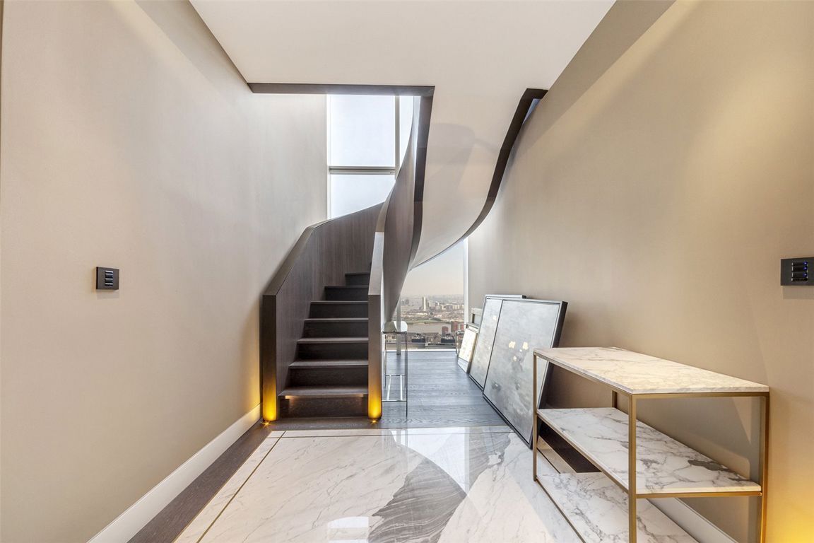 Flat Westferry Circus in Greater London