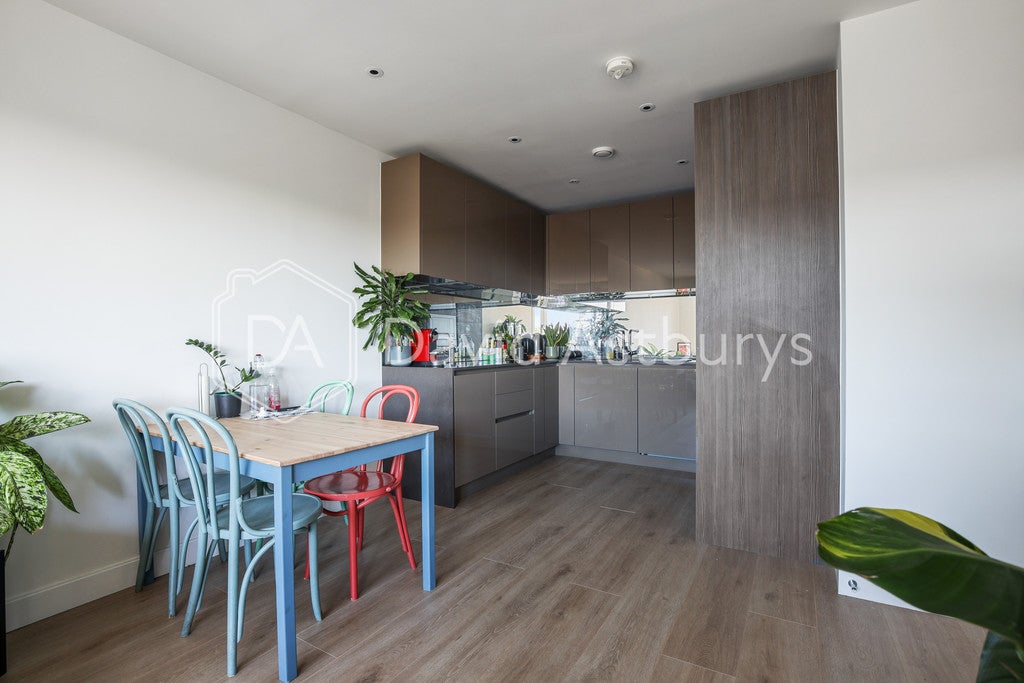 Flat Albert Embankment in Greater London