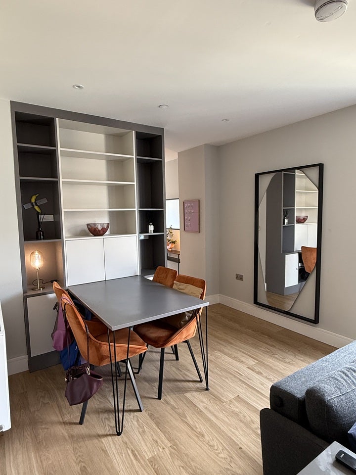 Flat Plough Lane in Greater London