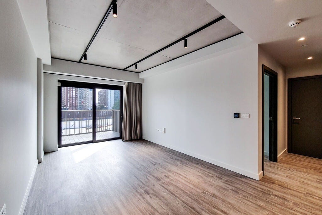 Flat Empire Way in Greater London