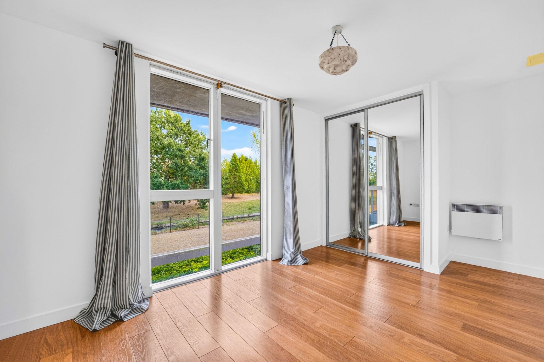 Flat Chadwell Lane in Greater London