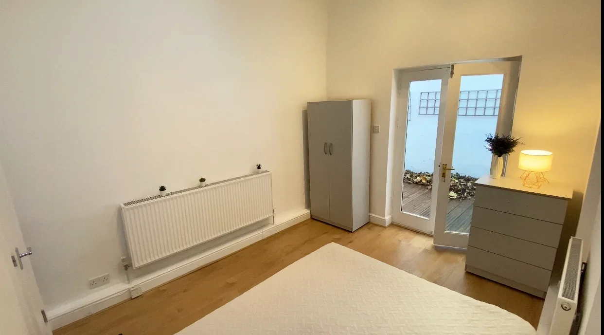 Flat Kersley Street in Greater London