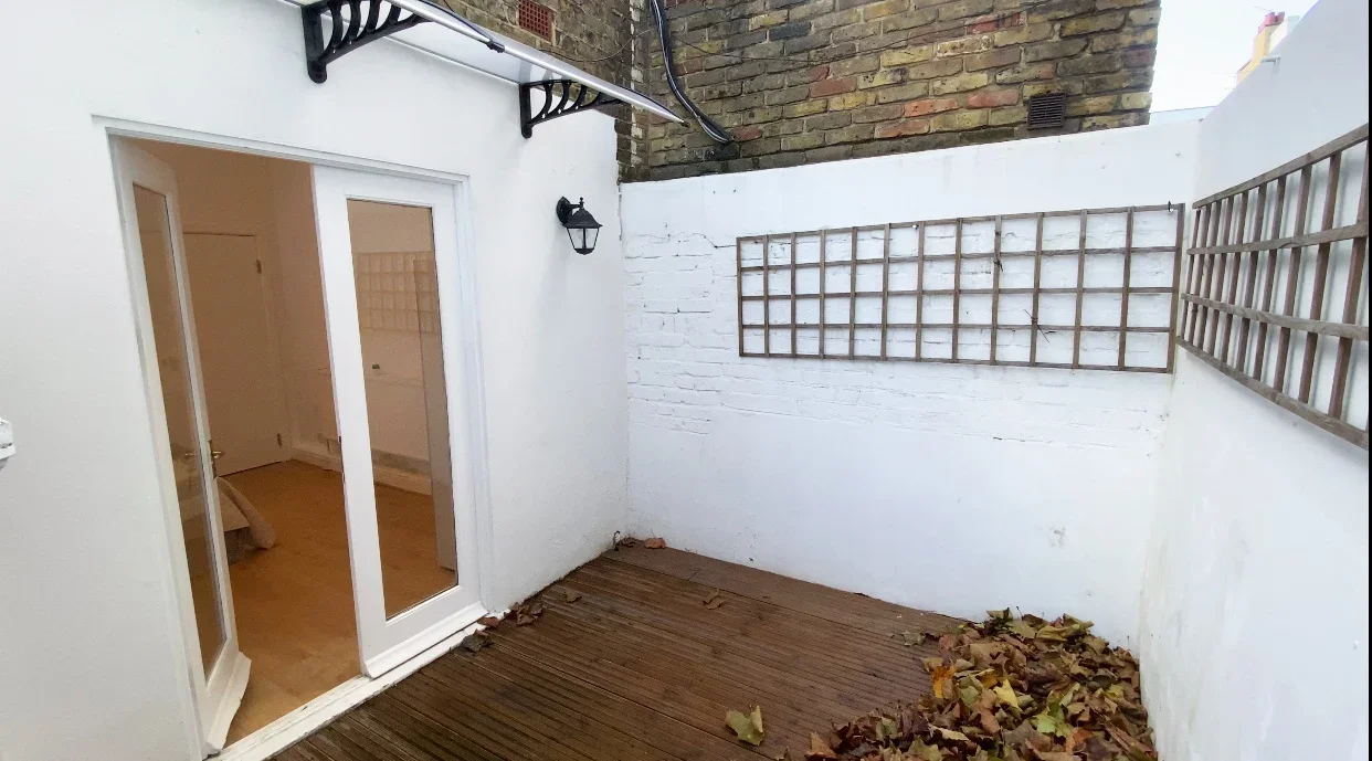 Flat Kersley Street in Greater London