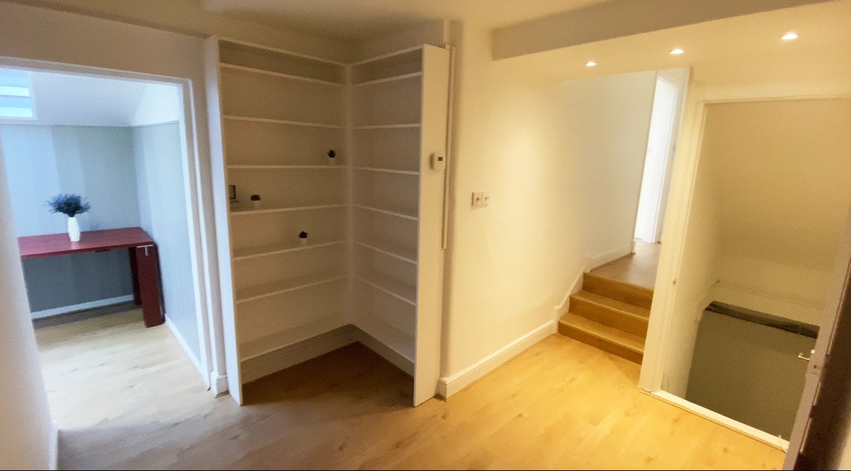 Flat Kersley Street in Greater London