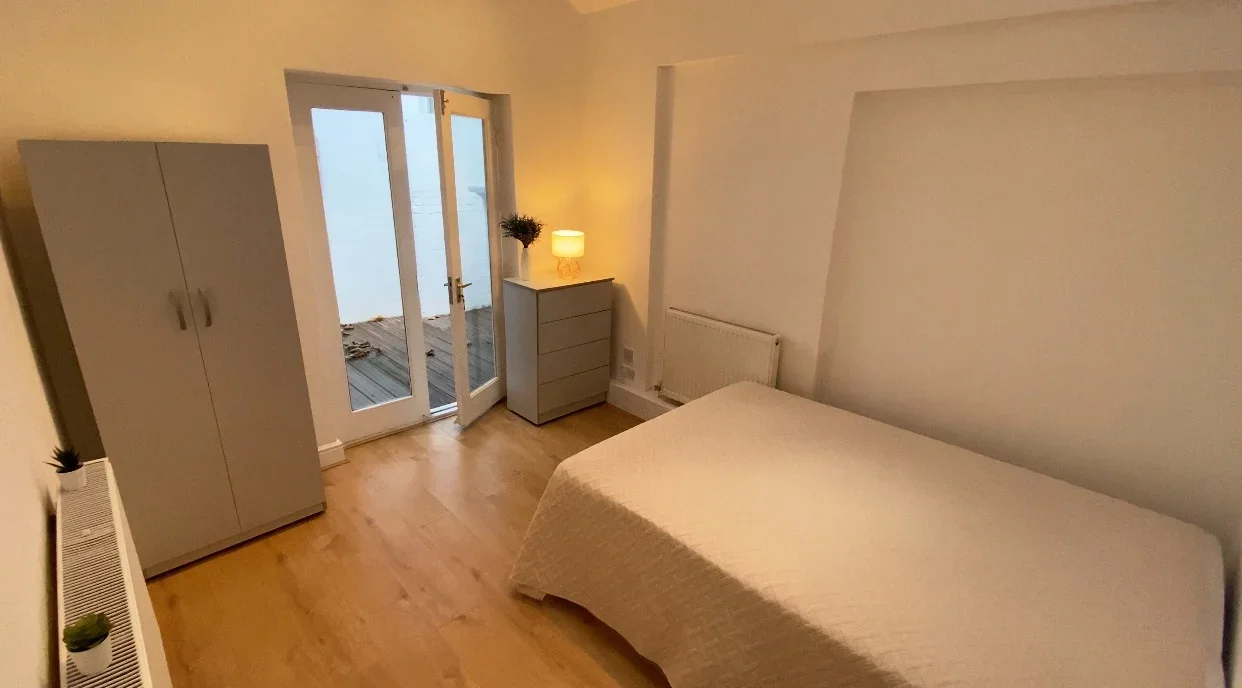 Flat Kersley Street in Greater London