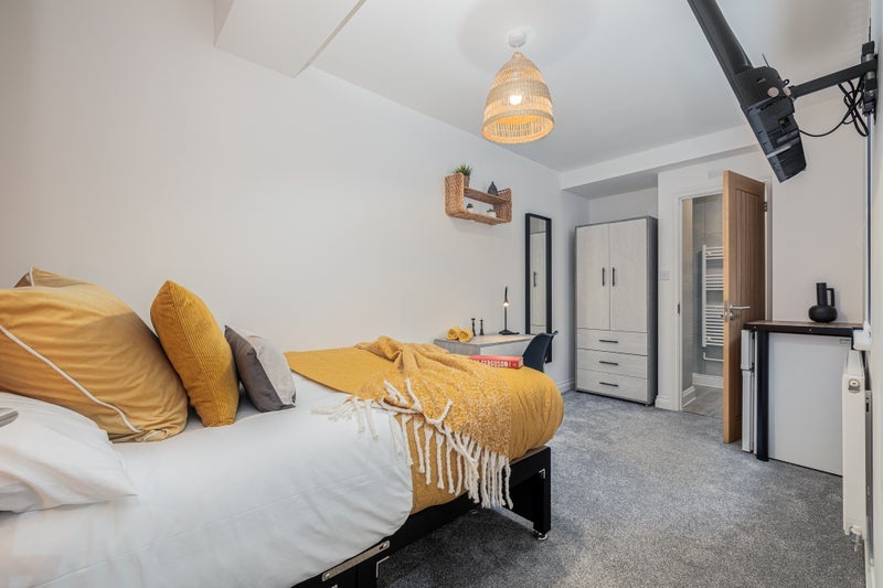 Room Grove Road in Nuneaton and Bedworth