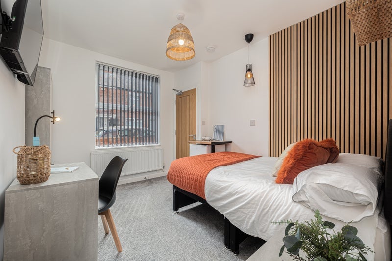 Room Grove Road in Nuneaton and Bedworth