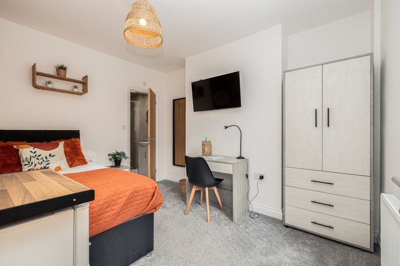 Room Grove Road in Nuneaton and Bedworth