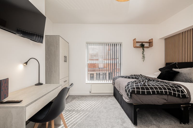 Room Grove Road in Nuneaton and Bedworth
