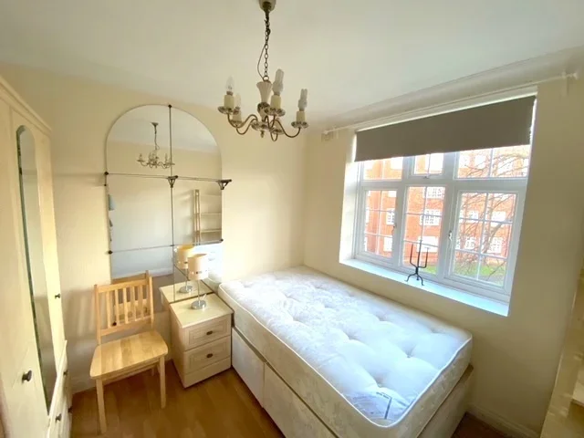 Flat Prothero Gardens in Greater London