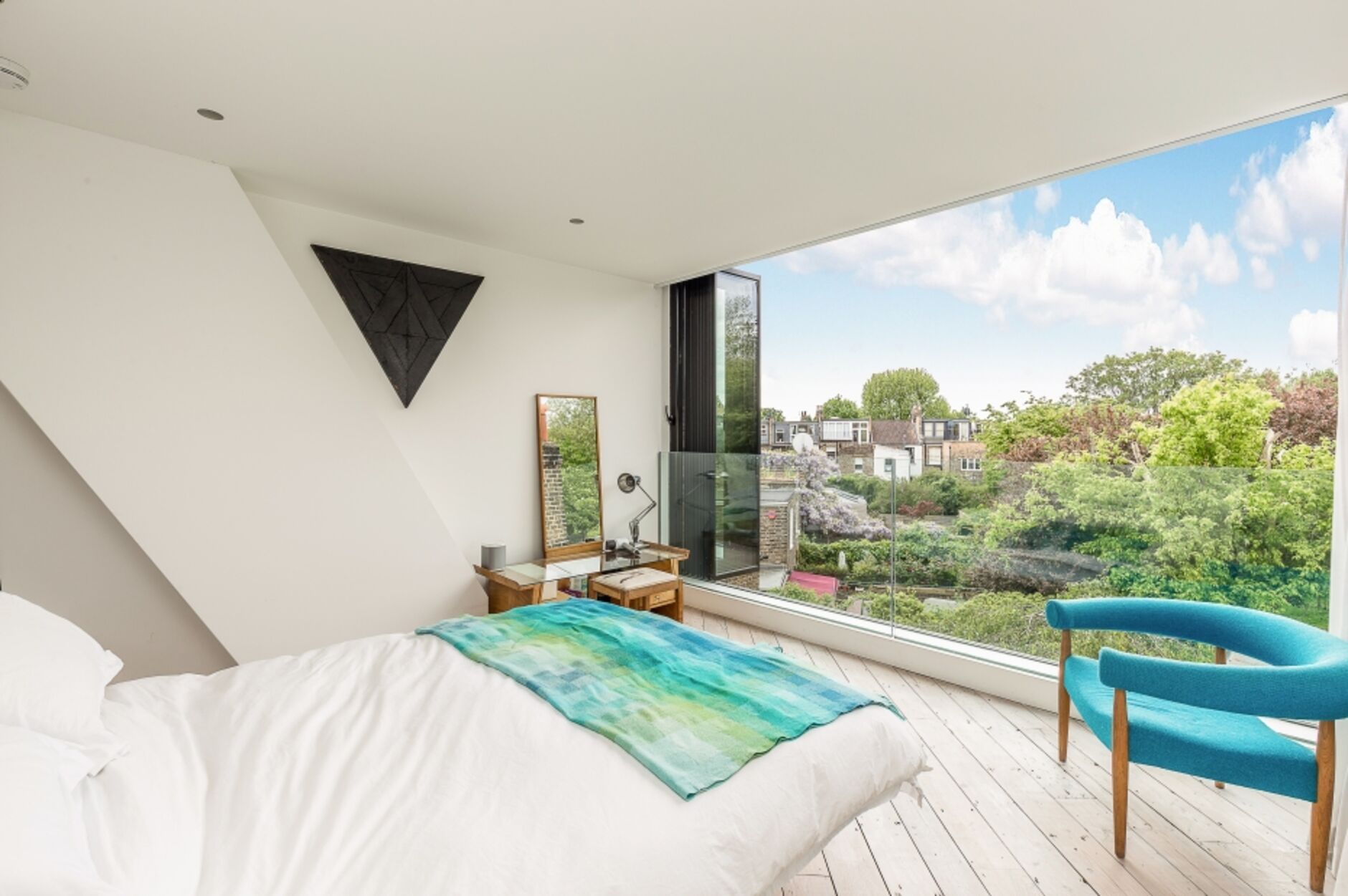 House Gayford Road in Greater London