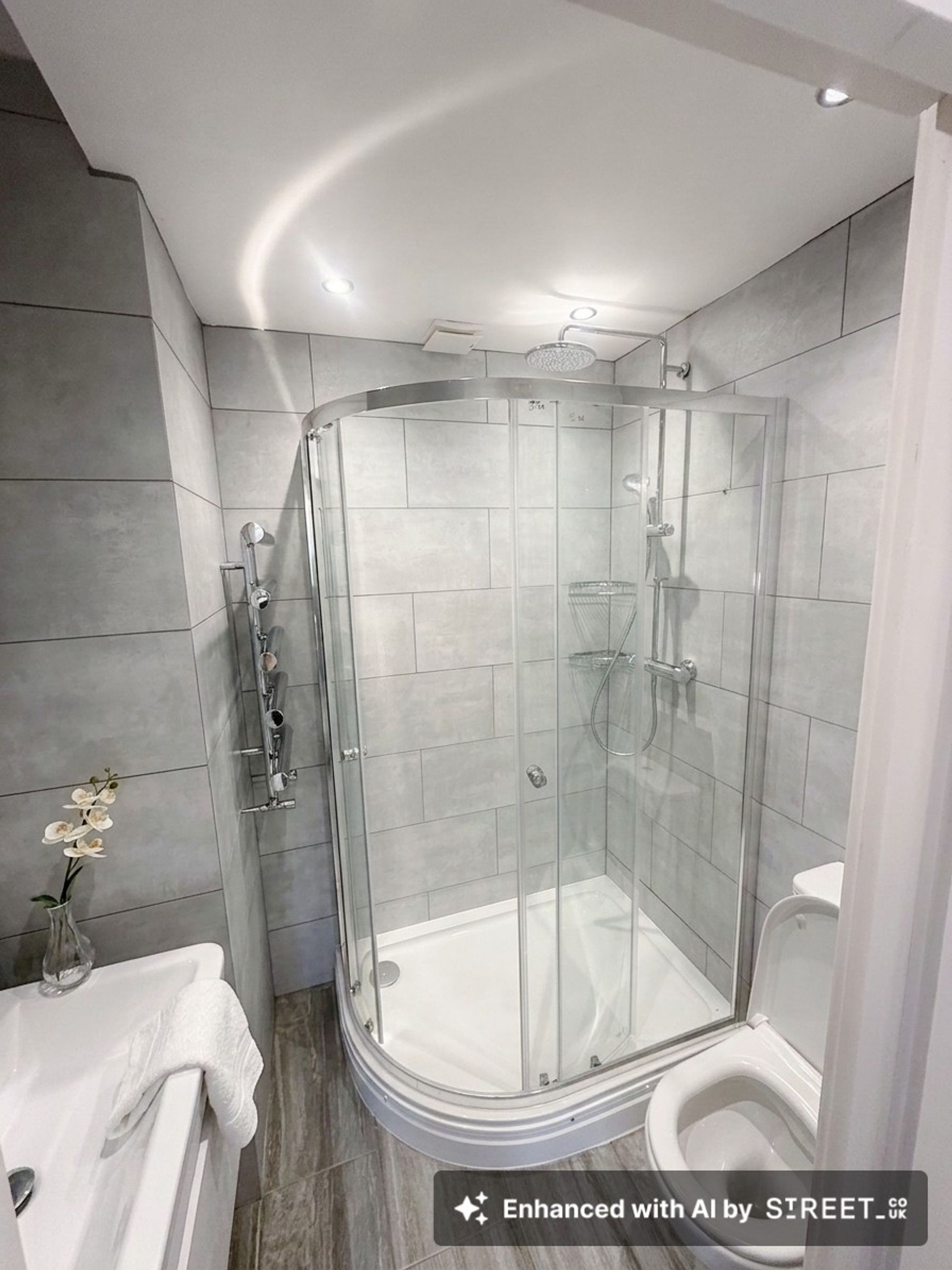 Flat Kersfield Road in Greater London