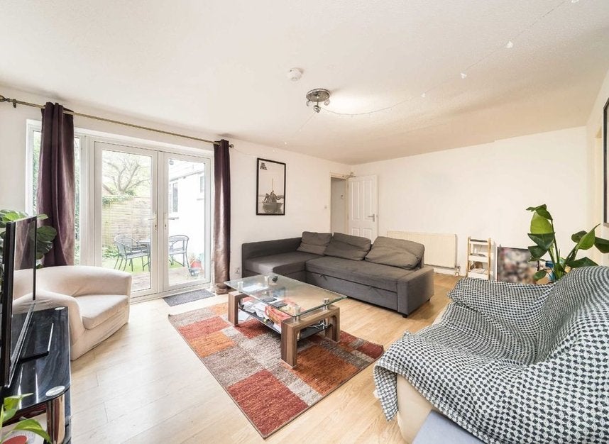 Flat Clarence Crescent in Greater London