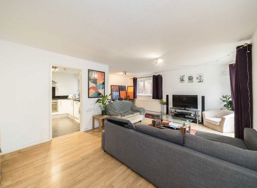 Flat Clarence Crescent in Greater London