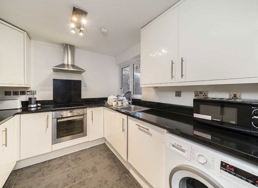 Flat Clarence Crescent in Greater London