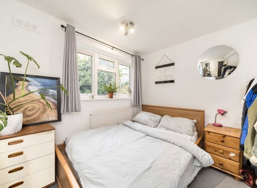Flat Clarence Crescent in Greater London