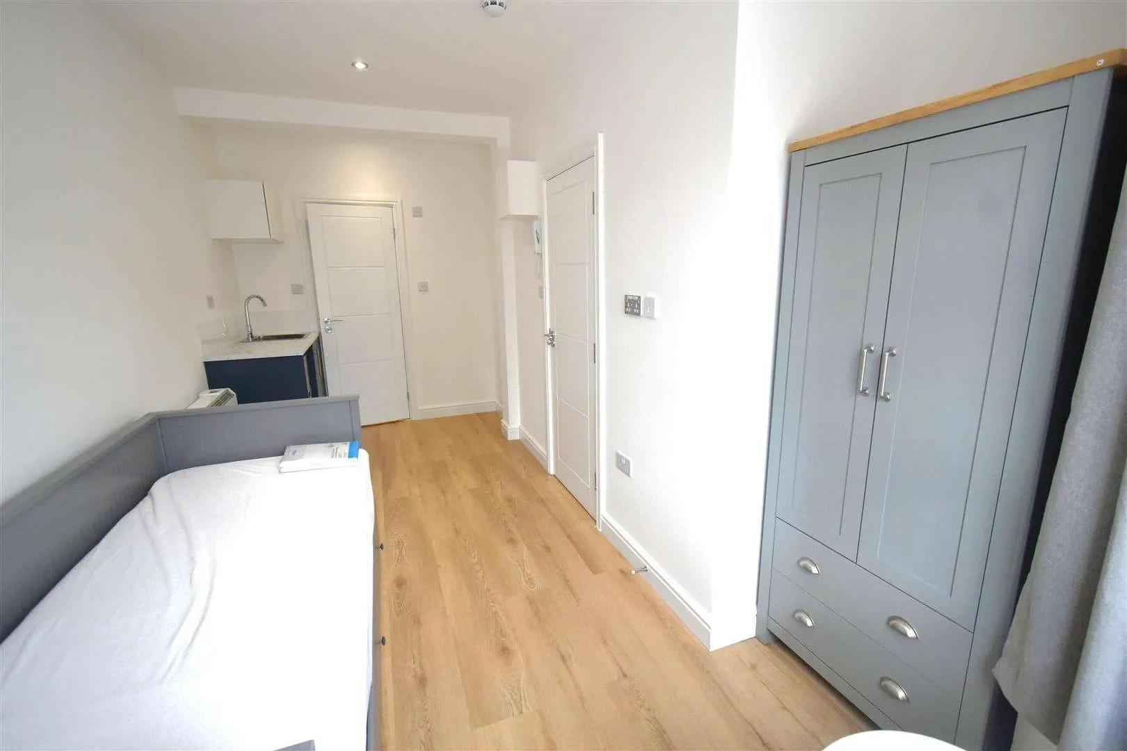 Room Priory Road in Dartford